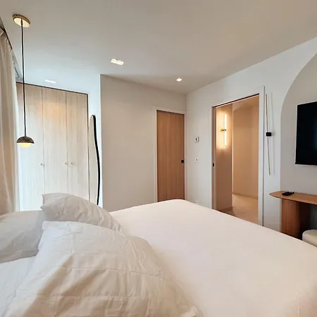 La Corniche Pieds Dans L Eau *