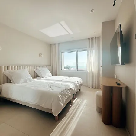 La Corniche Pieds Dans L Eau *