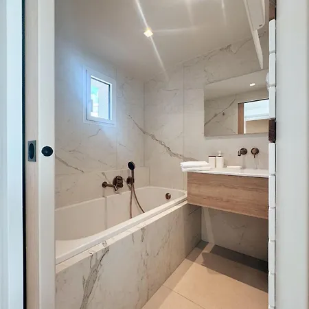 La Corniche Pieds Dans L Eau