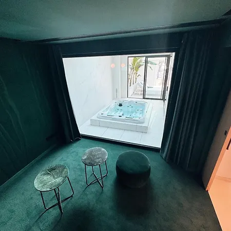 La Corniche Pieds Dans L Eau