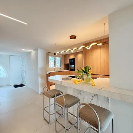 La Corniche Pieds Dans L Eau *